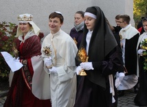 Troje z wielu młodych bielskiej parafii NSPJ, którzy chcieli reprezentować swoją wspólnotę na Korowodzie Świętych, z relikwiami św. Kingi, św. Jana Pawła II i św. Małgorzaty Marii Alacoque