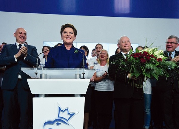 Podczas wieczoru wyborczego w siedzibie PiS panowały szampańskie nastroje.  Za mównicą kandydatka na premiera, Barbara Szydło