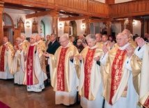 Księżom emerytom w świętowaniu towarzyszyli świeżo upieczony biskup senior Paweł Cieślik  i św. Jan Paweł II w swoich relikwiach, które wprowadzono  do kościoła rektoralnego  przy kołobrzeskiej bazylice 