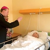 Bp Piotr odwiedził szpitalne oddziały i błogosławił chorych