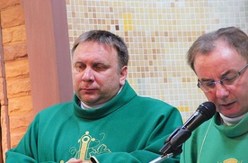 W czasie niedzielnych Eucharystii ks. Krzysztof Wilk głosił homilie w ośrodku „Emaus”. Z prawej ks. Radosław Walerowicz