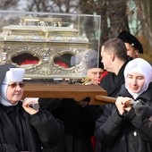 Relikwiarz ze szczątkami świętej niosą m.in. siostry zakonne