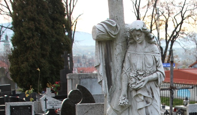 Na cmentarzach odbywać się będą modlitwy za dusze zmarlych, zwłaszcza tych, którzy odeszli w ostatnim roku