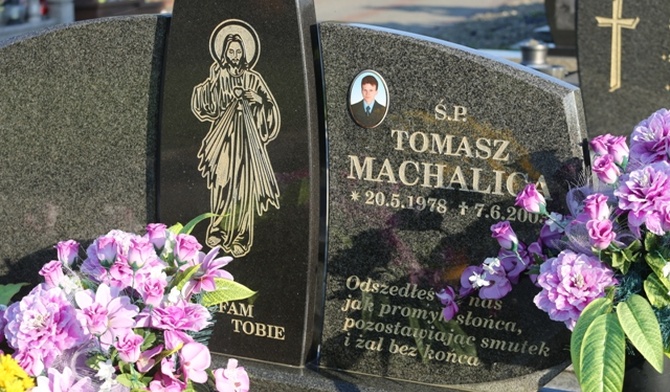 Na rudzickim cmentarzu na wielu nagrobkach zapisano słowa: Jezu ufam Tobie, a często pojawia sie też wizerunek Jezusa Miłosiernego