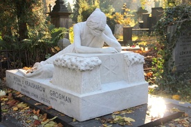 Pomnik odnowiony staraniem Komitetu Opieki nad Zabytkami Cmentarza Ewangelicko-Augsburskiego w Warszawie.
