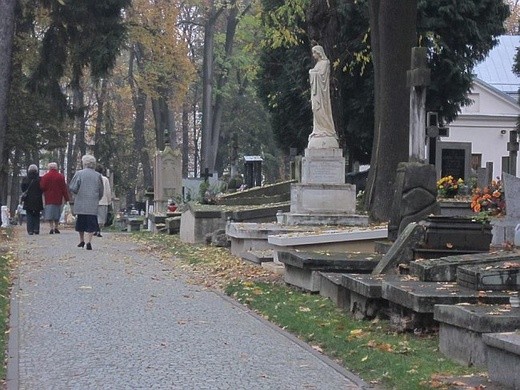 Co roku w celu usprawnienia ruchu w okolicach cmentarzy, wprowadzane są zmiany w ruchu drogowym