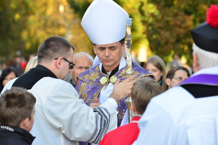 Procesja na cmentarzu katedralnym