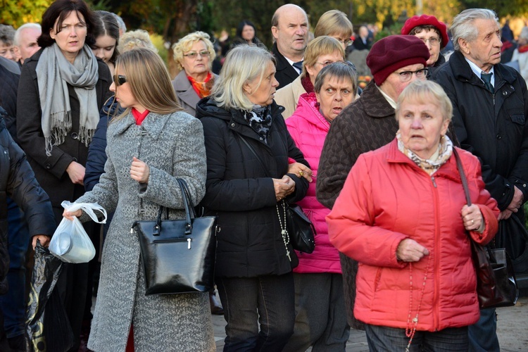 Procesja na cmentarzu katedralnym