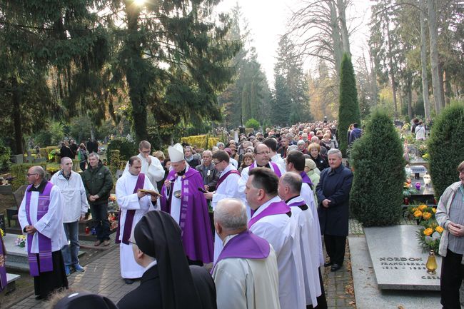 Uroczystość Wszystkich  Świętych na cmentarzu w Koszalinie