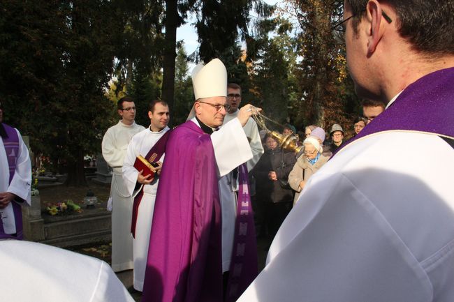 Uroczystość Wszystkich  Świętych na cmentarzu w Koszalinie