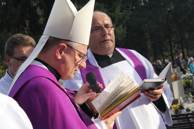 Uroczystość Wszystkich  Świętych na cmentarzu w Koszalinie