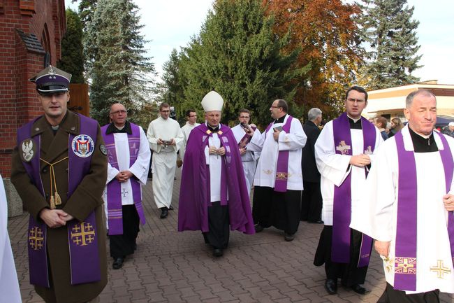 Uroczystość Wszystkich  Świętych na cmentarzu w Koszalinie