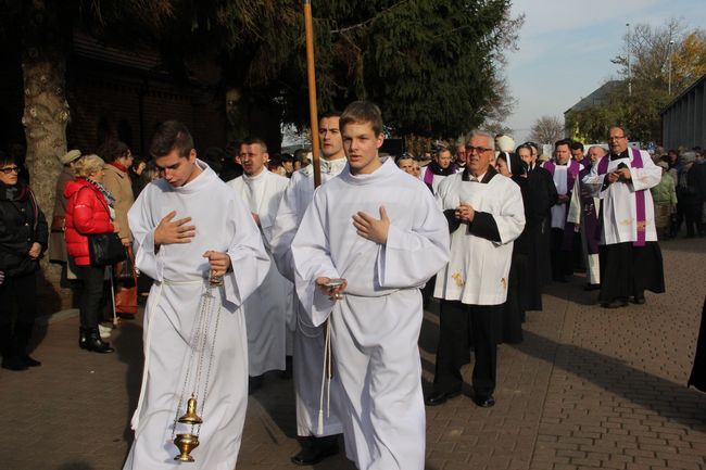 Uroczystość Wszystkich  Świętych na cmentarzu w Koszalinie