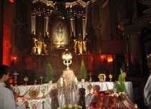 Podczas rawskiej Nocy Świętych modlono się przy ponad 20 relkwiarzach świętych i błogosławionych