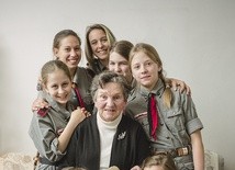 Pani Wanda Traczyk-Stawska opiekuje się kolejnym już pokoleniem harcerek  ze 145. WDH "Wiosna"