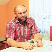 Marek Czogalik ma żonę Kornelię i dwoje dzieci: Hania jest studentką I roku polonistyki, a Paweł uczniem II klasy liceum. Obecnie pracuje jako katecheta w trzech przedszkolach i w szkołach podstawowych w Budziskach (na zastępstwie) i Babicach. Od 21 lat jest nadzwyczajnym szafarzem Komunii św. Będzie 17. diakonem stałym w Polsce. Uroczystość święceń – w sobotę 7 XI o godz. 11 w parafii św. Anny w Babicach