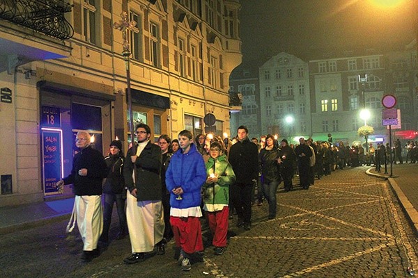 Powyżej: Procesja z relikwiami świętych ulicami Bytomia przeszła po raz pierwszy