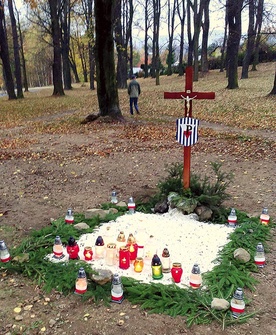 Przez lata to miejsce nie było w żaden sposób oznaczone, choć wielu starszych mieszkańców miasta wiedziało o zamordowanych więźniach. Teraz masowy grób powstańców warszawskich ma szansę na stałe wpisać się w świadomość lokalnej społeczności