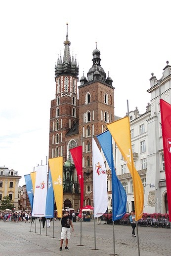 Msze św., katechezy i adoracje w ramach akcji „Miasto się budzi!” odbywają się w bazylice Mariackiej, nad której drzwiami wisi zegar odliczający czas do ŚDM w Krakowie