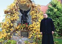  Kaplicę św. Michała Archanioła postawił przy kościele ks. Marian  Motyka CSMA. Na zdjęciu: ks. Grzegorz Paszkowski CSMA