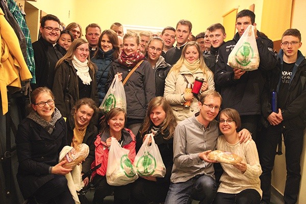  Studenci chwilę przed wyjściem do bezdomnych