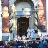 Na andrychowskim cmentarzu  bp Roman Pindel poświęcił odrestaurowaną kaplicę grobową