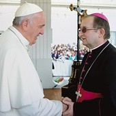  Bp Stefan Regmunt stał na czele delegacji, która w październiku zawiozła dokumenty procesu beatyfikacyjnego bp. Wilhelma Pluty do Watykanu. Jednym z punktów pielgrzymki była audiencja u papieża Franciszka