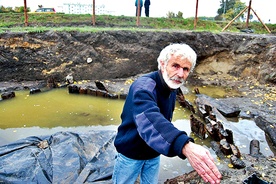  Zrębowa chata z podwójną palisadą odkryta byłaby w czterech piątych, bo jej fragment wchodzi pod parking. Marek Gierlach mówi o niebywałym szczęściu, że taki obiekt, w obliczu tylu inwestycji, które przez lata realizowano tuż obok niego, nie został zniszczony koparką i rozjeżdżony spychaczem 