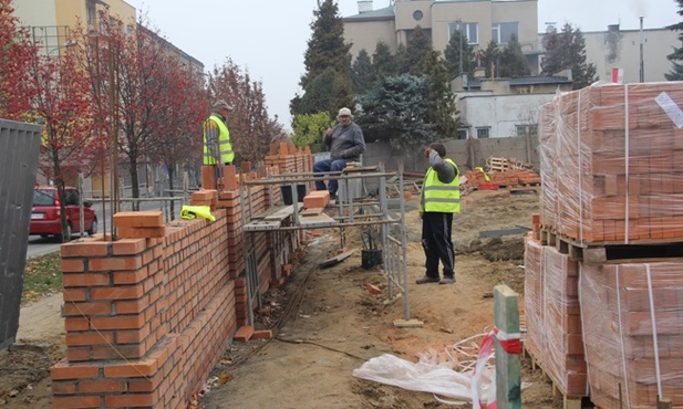 Od ul. Niedziałkowskiego został rozebrany zabytkowy mur z czerwonej cegły. Pochylał się i groził zawaleniem. Stawiany jest nowy