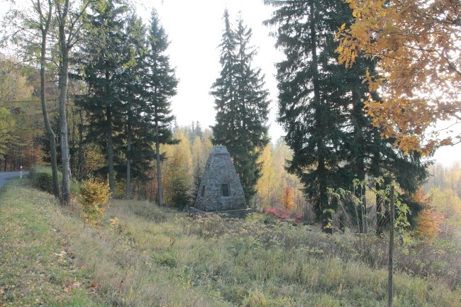 Ocalały pomnik ofiar