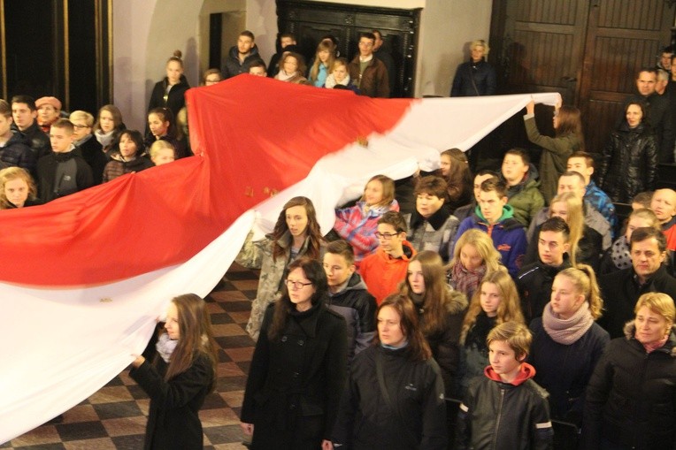 Pięćdziesięciometrowa flaga Polski przywołała pamięć tych, którzy polegli za naszą ojczyznę