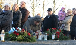 Krzyż przy ruinach krematorium