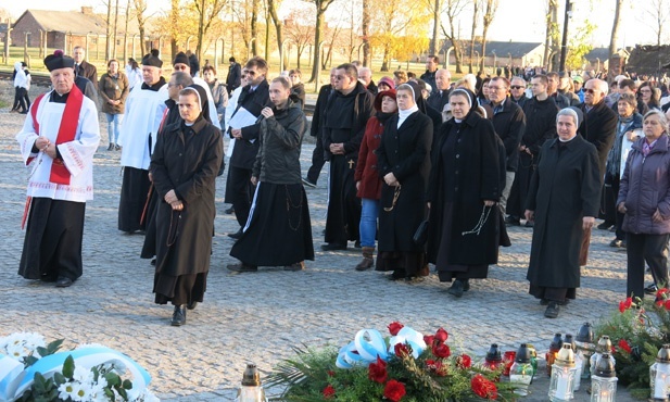 Z Krzyżem w byłym KL Birkenau