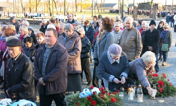 Z Krzyżem w byłym KL Birkenau