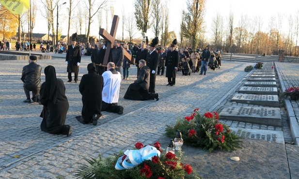 Z Krzyżem w byłym KL Birkenau