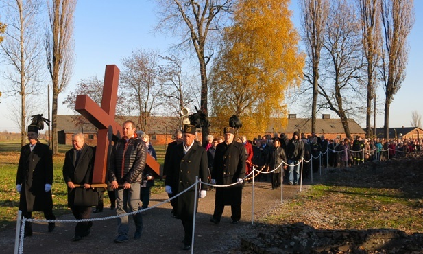 Z Krzyżem w byłym KL Birkenau