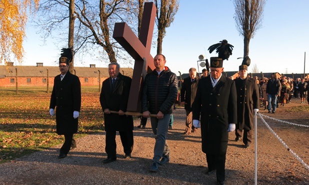 Z Krzyżem w byłym KL Birkenau