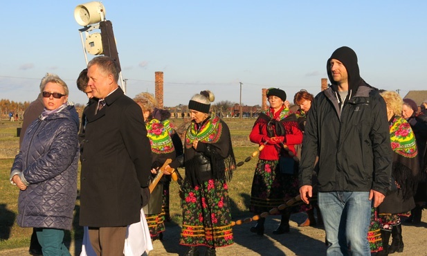 Z Krzyżem w byłym KL Birkenau