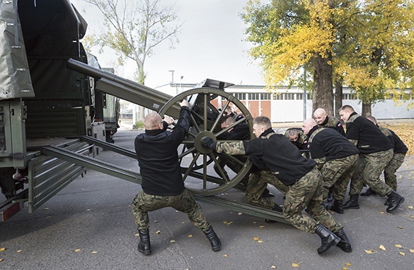  Pluton Salutowy wtacza  na pakę ciężarówki 700-kilogramową armatę