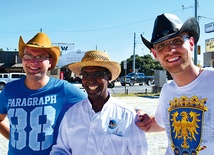 Od prawej: ks. Adrian, kapłan z Somalii pracujący w Teksasie,  oraz ks. Adam