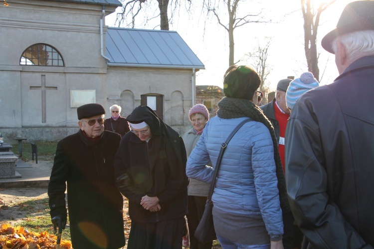 Spacery po łowickich cmentarzach