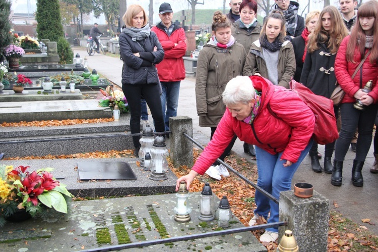 Spacery po łowickich cmentarzach