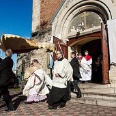  Po odpustowej Mszy św. wierni przeszli w procesji wokół kościoła