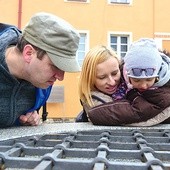  Na wycieczce w Głuchołazach, przy średniowiecznej studni 