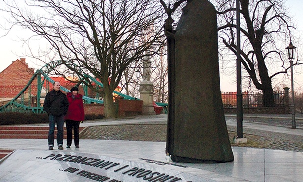 Pomnik autora listu pojednawczego ustawiono przy kościele NMP na Piasku