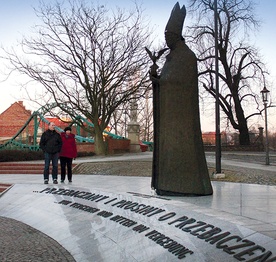 Pomnik autora listu pojednawczego ustawiono przy kościele NMP na Piasku