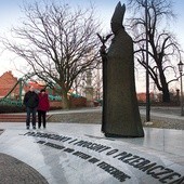 Pomnik autora listu pojednawczego ustawiono przy kościele NMP na Piasku