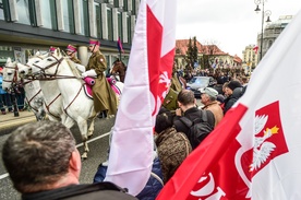 Tłumy warszawiaków witały prezydencką kolumnę w drodze na pl. Piłsudskiego