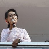 Armia gratuluje Aung San Suu Kyi