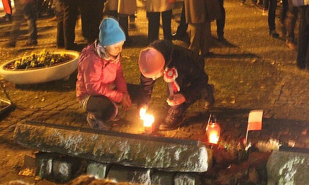 Najmłodsi bielszczanie zapalali znicze przy tablicach i grobach polskich żołnierzy